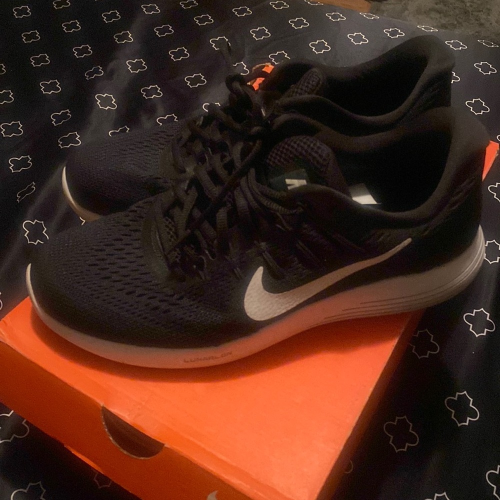 Nike woman running sneakers